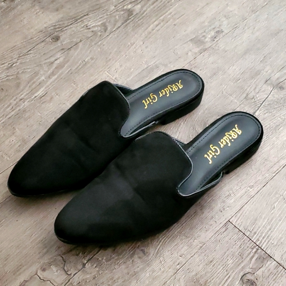 Pointed velvet mule shoes